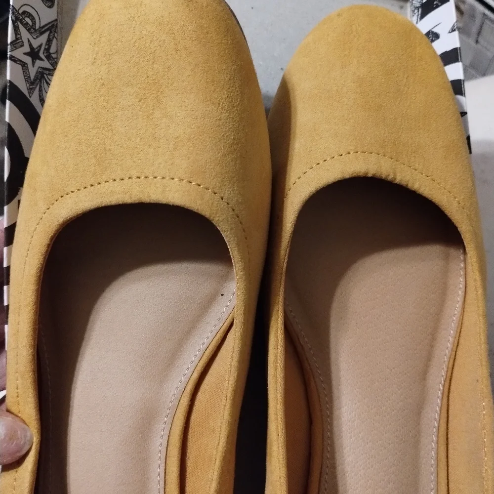 Shoes - Picture 2 of 8
